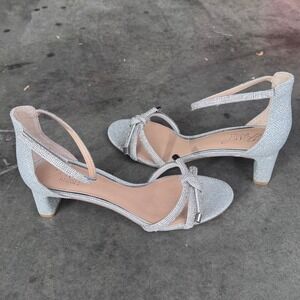 Jewel Badgley Mischka Silver Glitter Bow Ankle Strap Heels Womens‎ Size 8